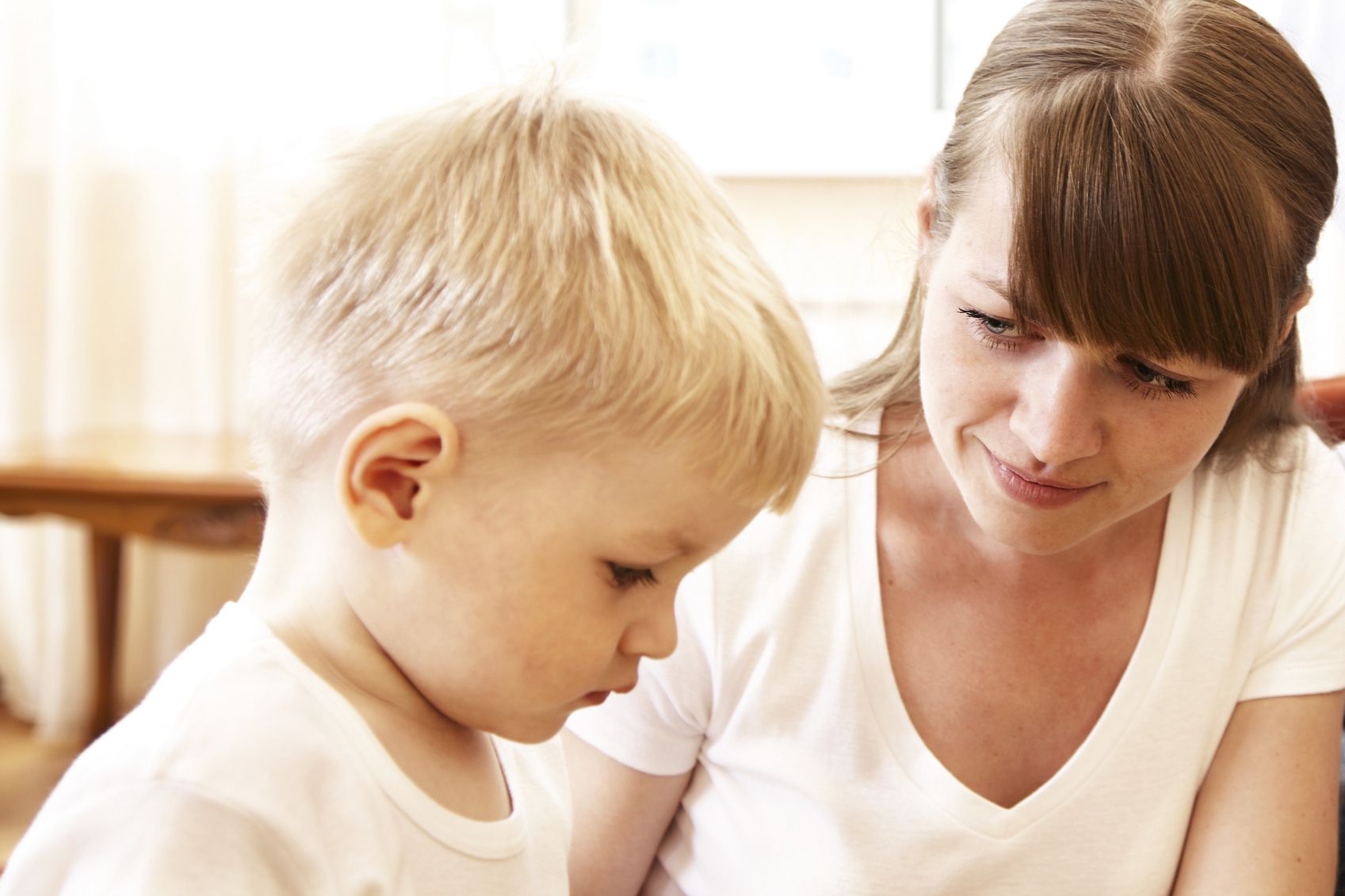 Dialogue entre un enfant et une femme