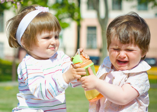 jeunes enfants qui se chamaillent