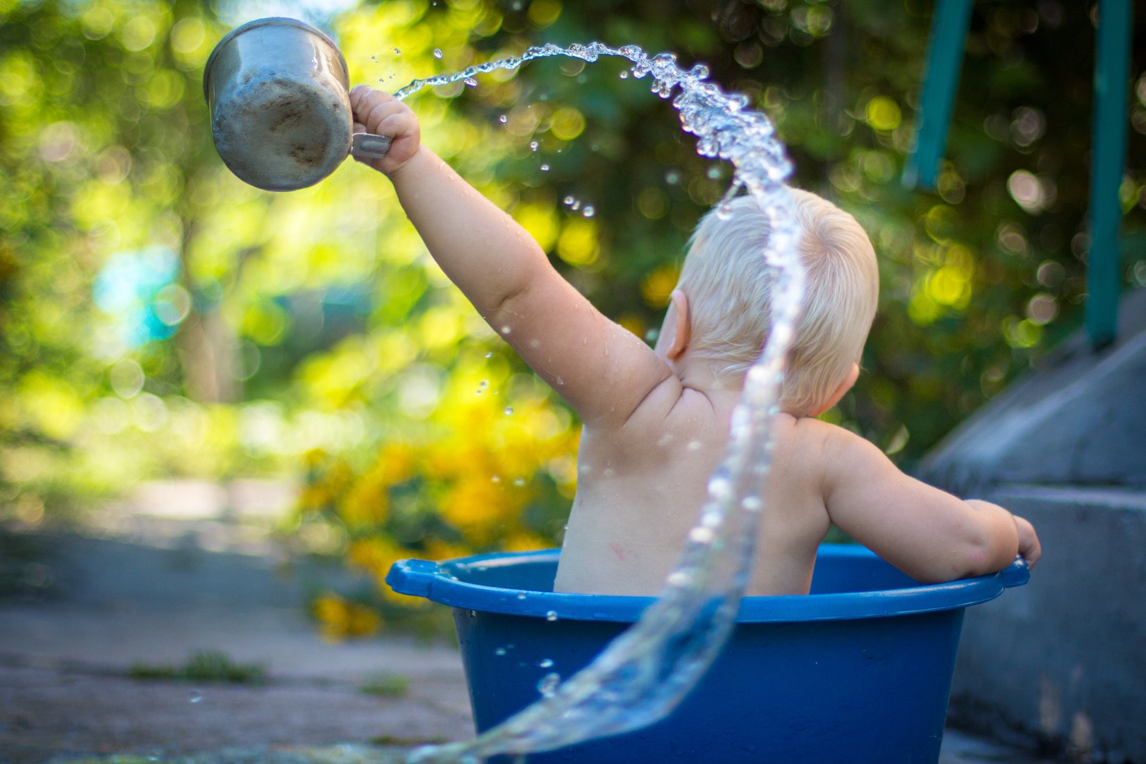 petit enfant qui joue avec de l