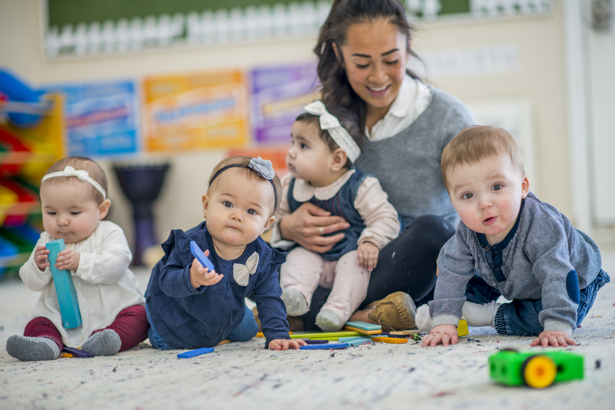 enfants en crèche et une pro