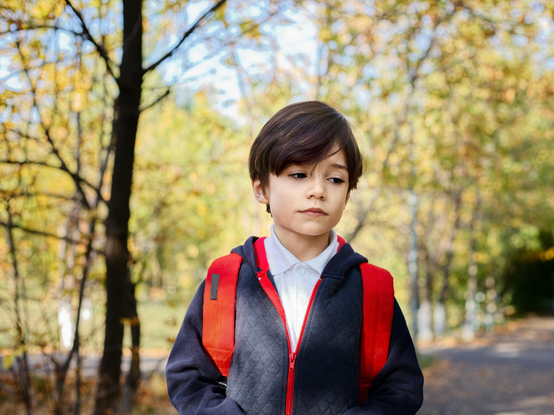 enfant-triste-arbre