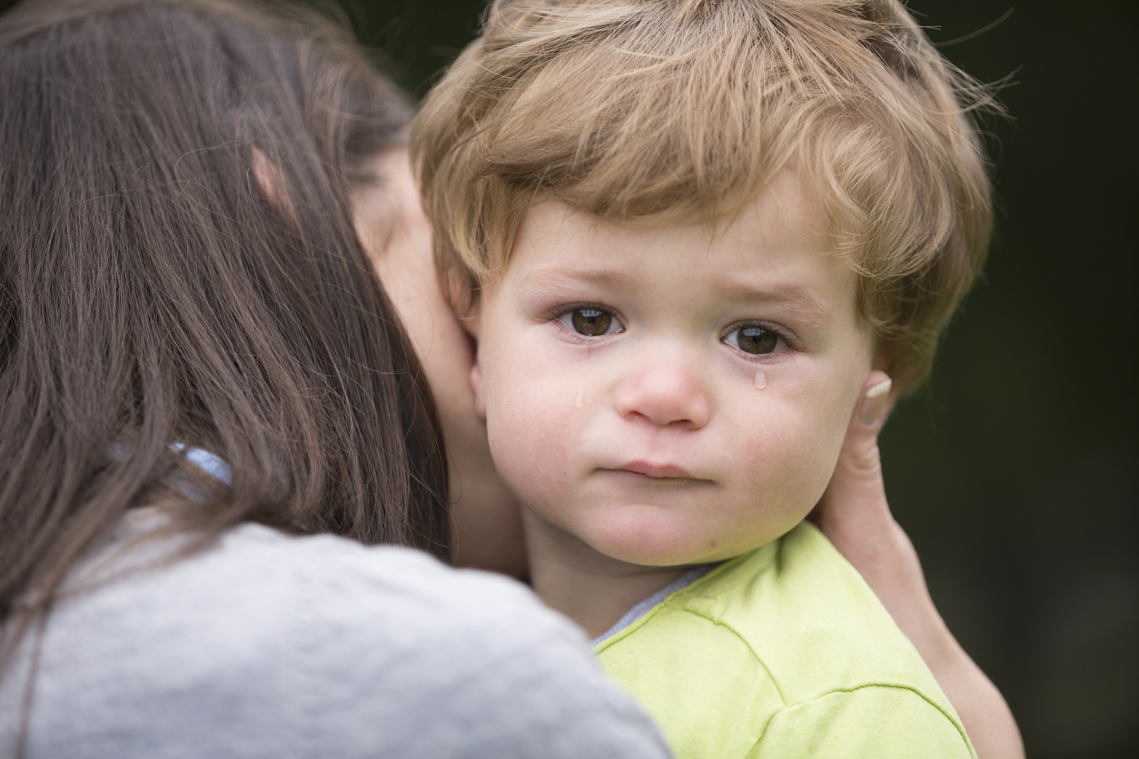 enfant malade dans les bras 