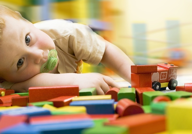 Enfant avec tétine joue