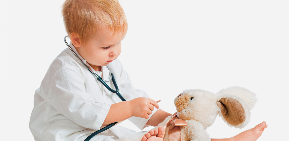 petit garçon imite le docteur avec sa peluche