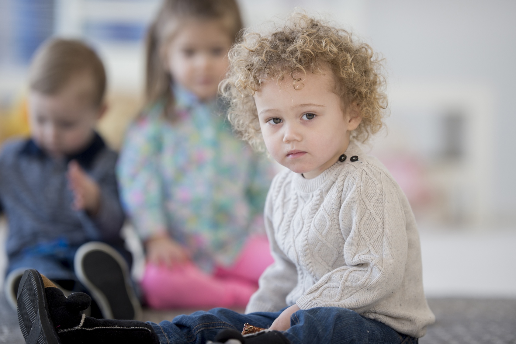 enfant qui joue seul