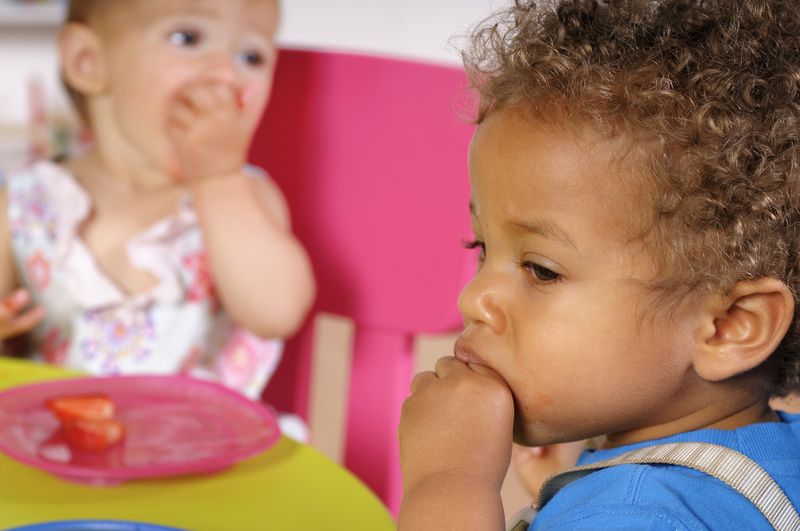 enfants mlangeant à la crèche