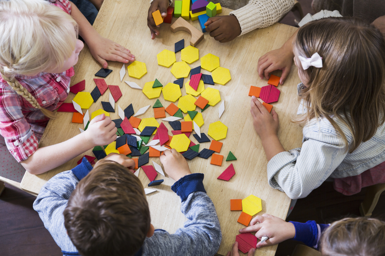 enfants en atelier à la maternelle