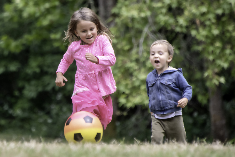 enfants qui jouent au ballon