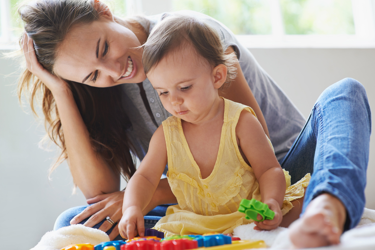 femme joue avec bébé