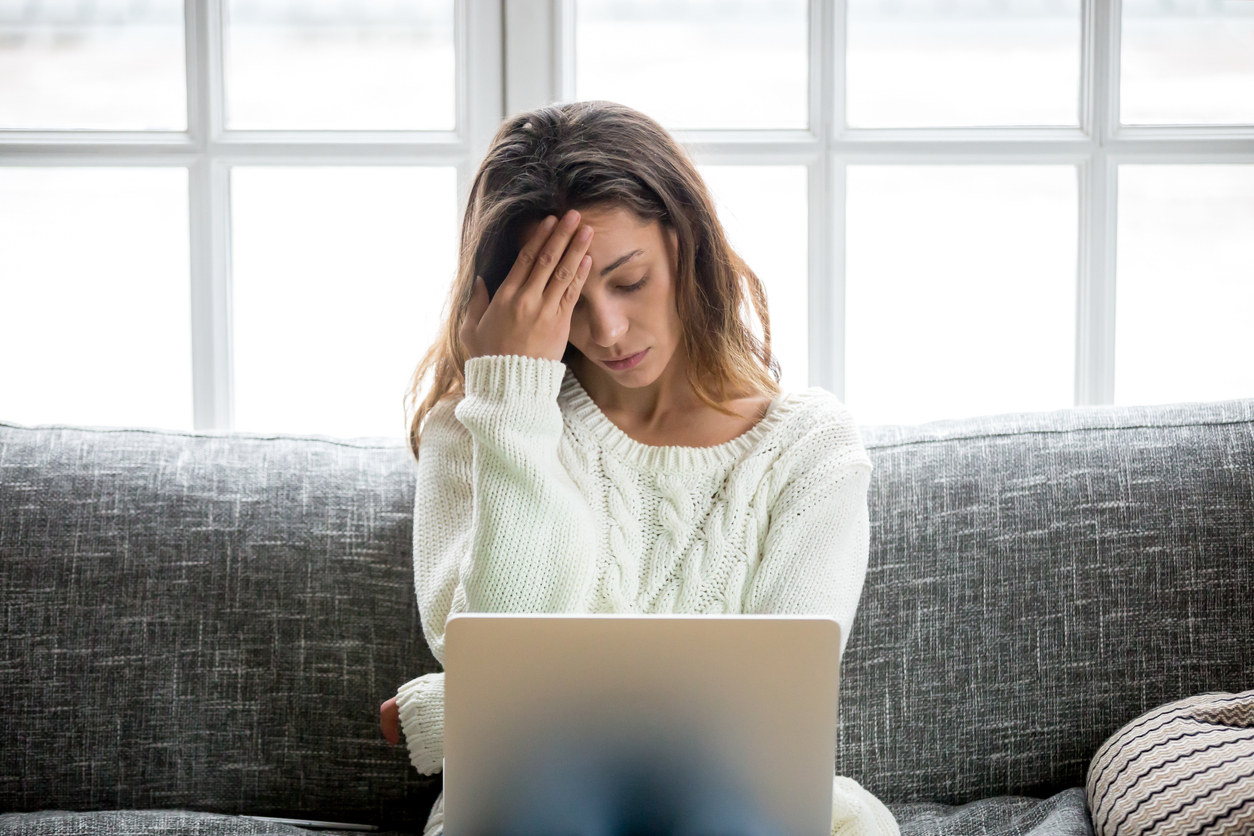 femme fatiguée sur son ordinateur 