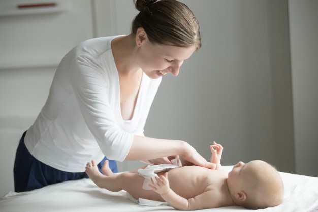 professionnelle qui change un bébé