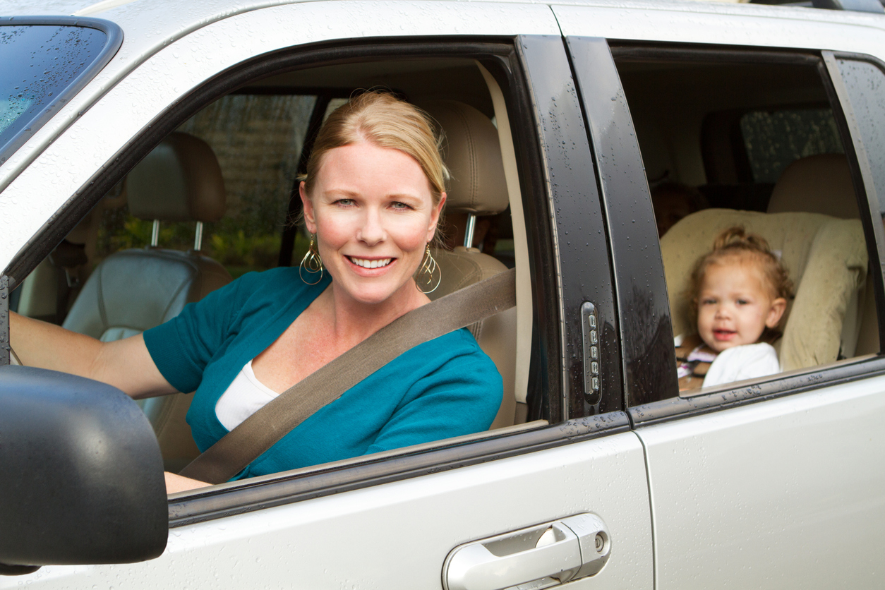 Femme en voiture avec bébé