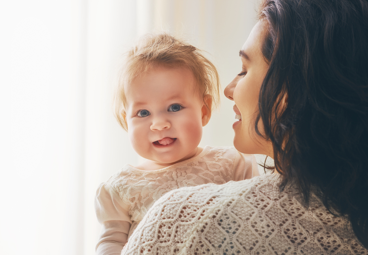 Femme avec petite fille dans les bras