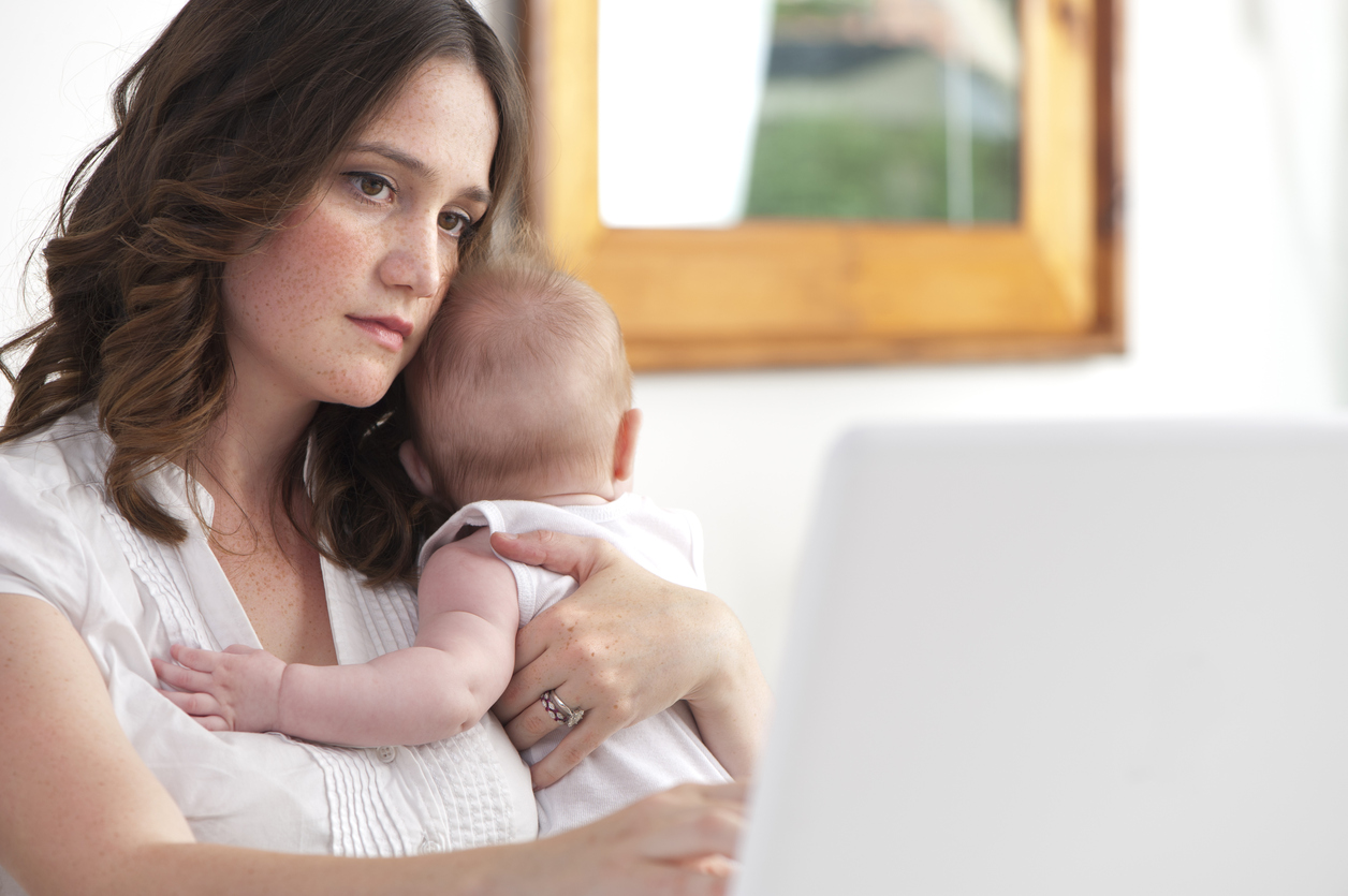 Maman triste avec bébé