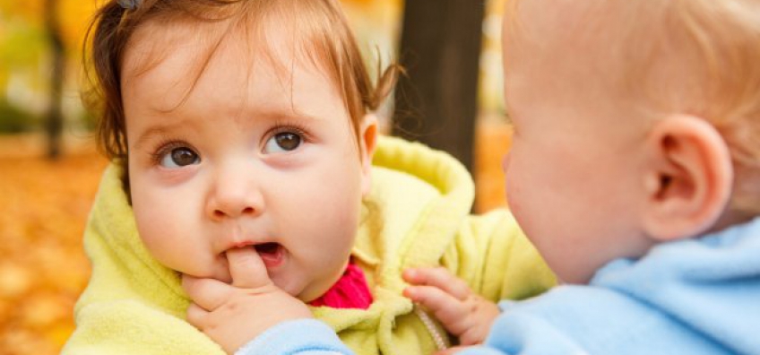 bébé qui mord le doigt d