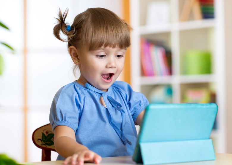 petite fille devant une tablette