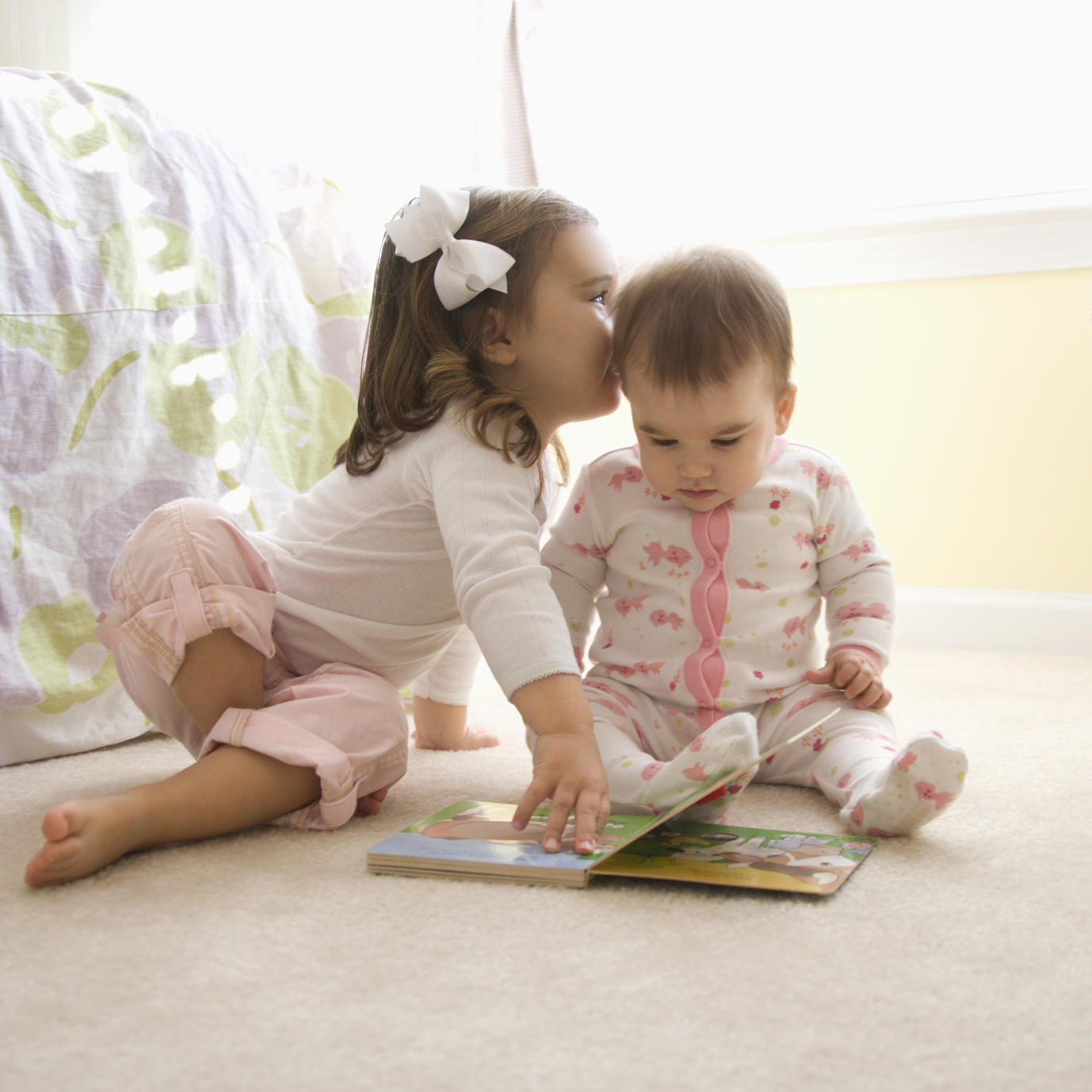 petite fille et bébé se parlent