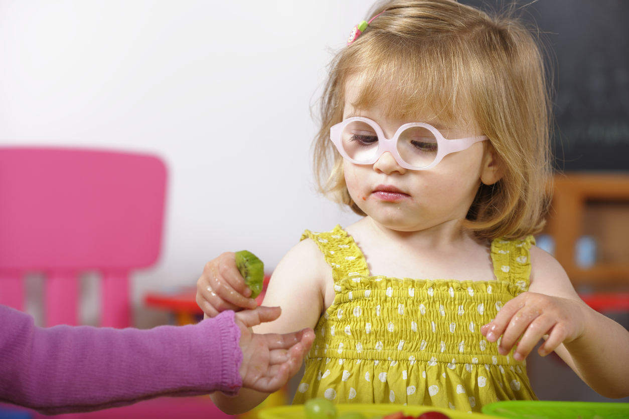 petite fille avec des lunettes de vue