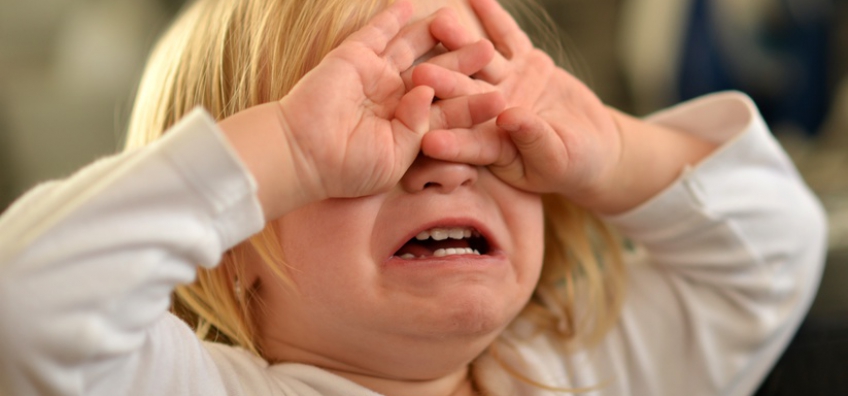 enfant qui a mal aux yeux