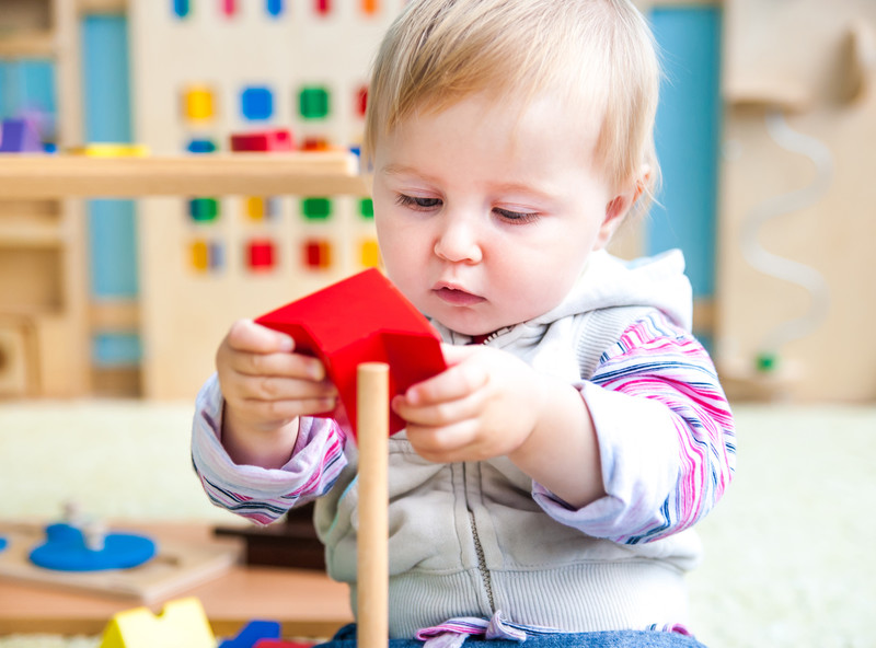 bébé observateur