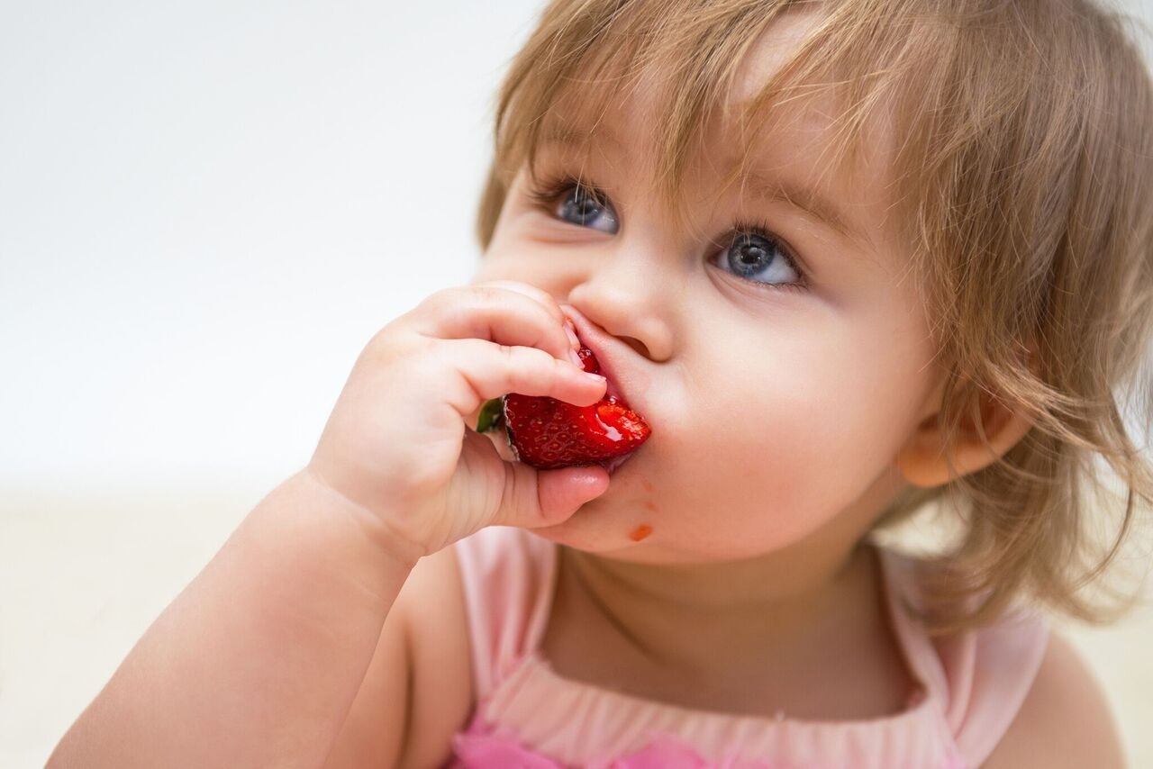 enfant-mange-fraise