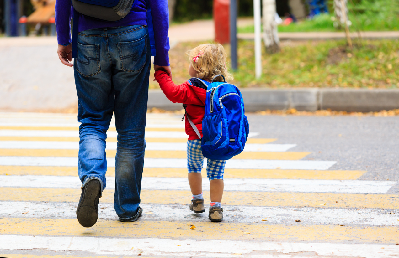 homme avec enfant sortie école maternelle