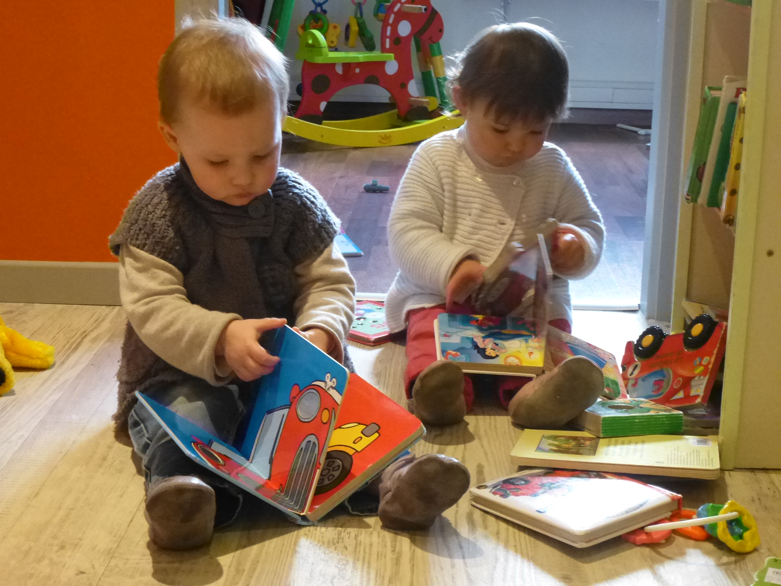 Bébés qui jouent dans une crèche