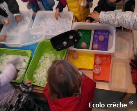 enfants qui jouent avec des glaçons