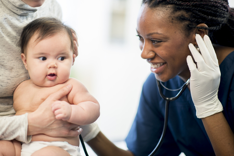 médecin et bébé