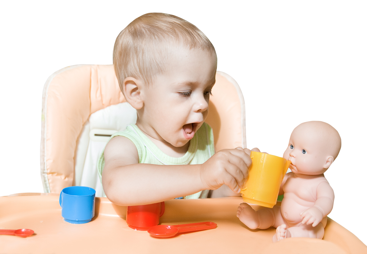 petit garçon fait boire son bébé