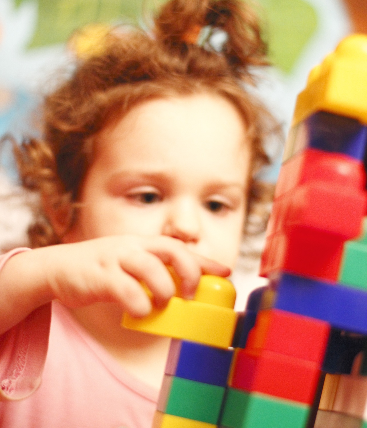 Enfant qui fait un jeu de construction