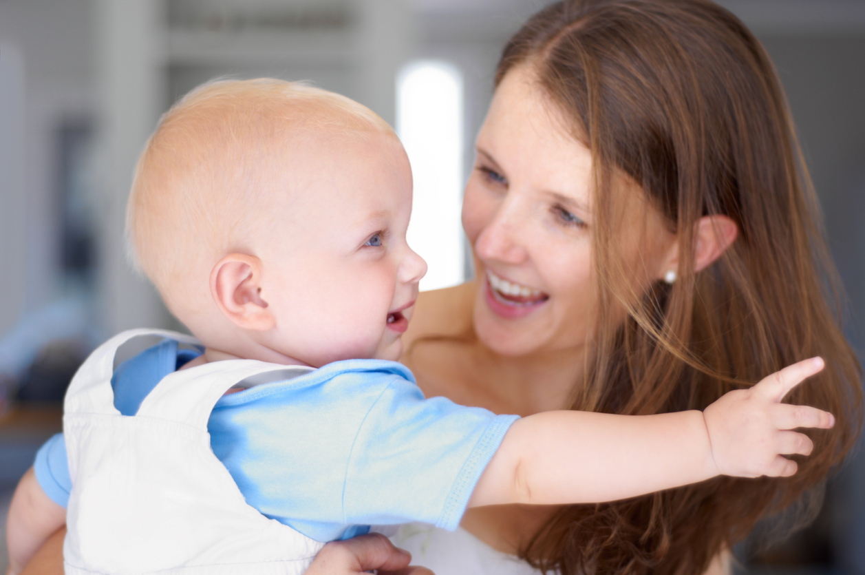 bebe et adulte  jouent