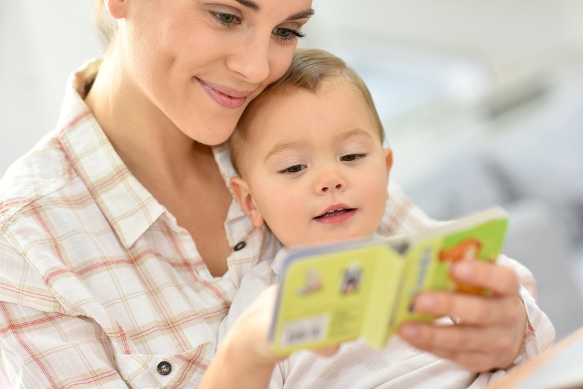 professionnelle et enfant pendant la lecture