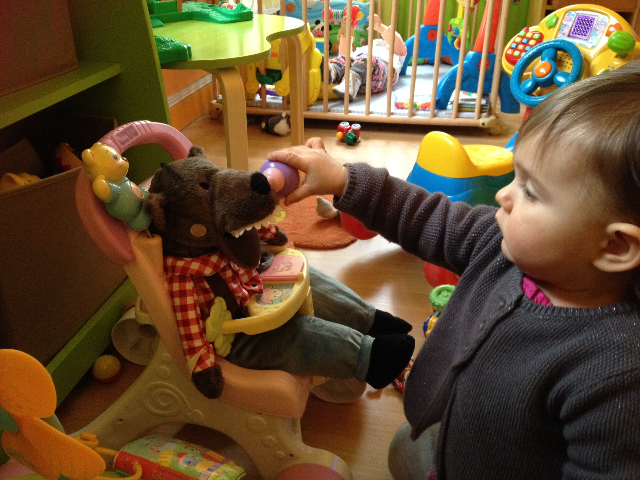 Enfant qui joue dans une crèche