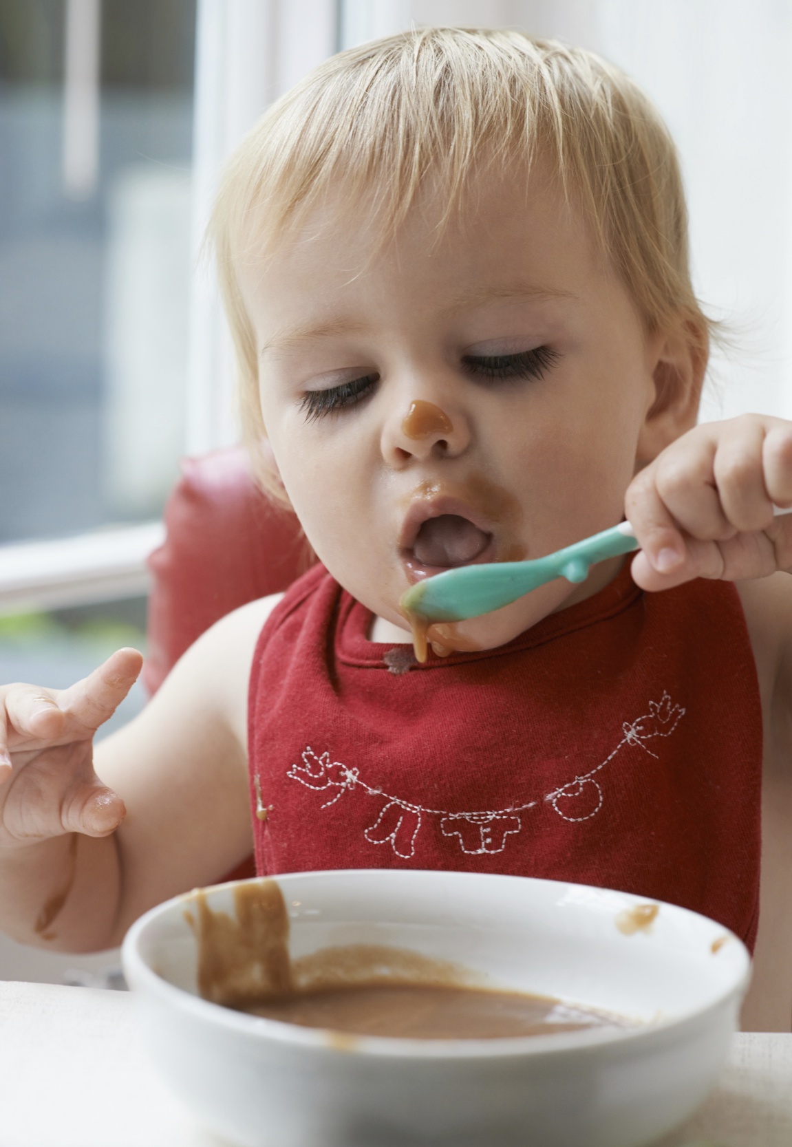 Enfant qui mange tout seul