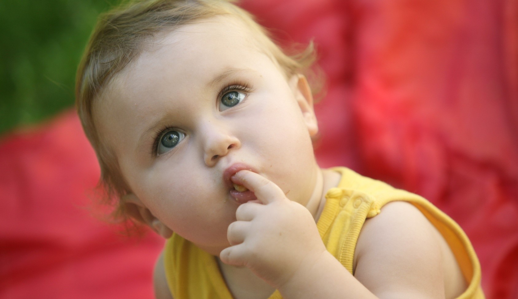 petit enfant qui mange