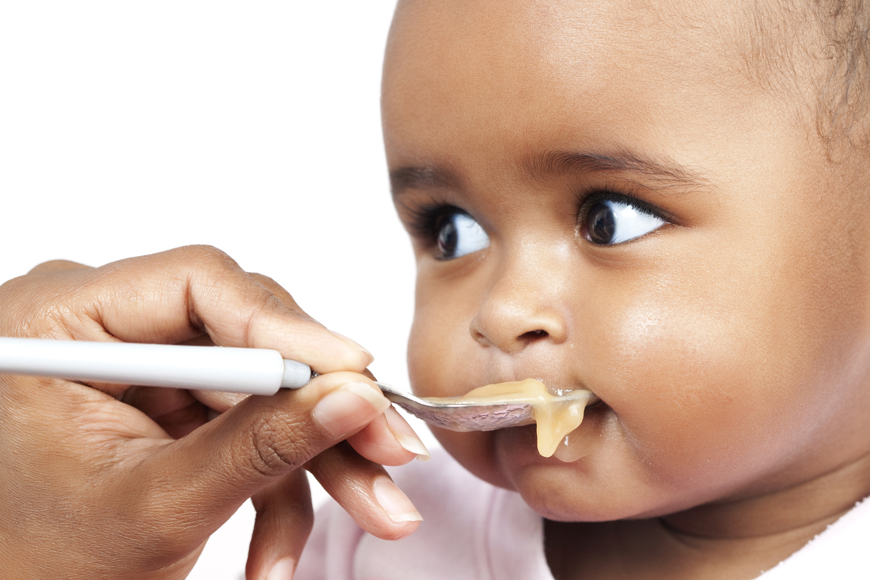 petit enfant qui mange