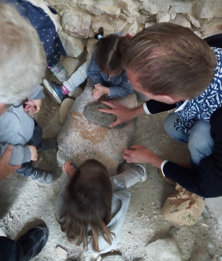 Les bébés archéologues de Martigues - manipulation d