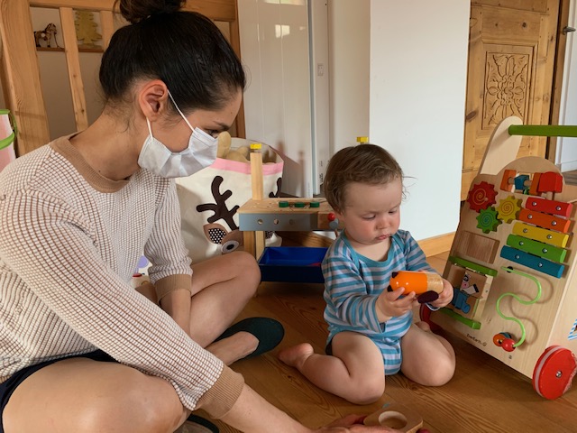 pro masquée avec bébé