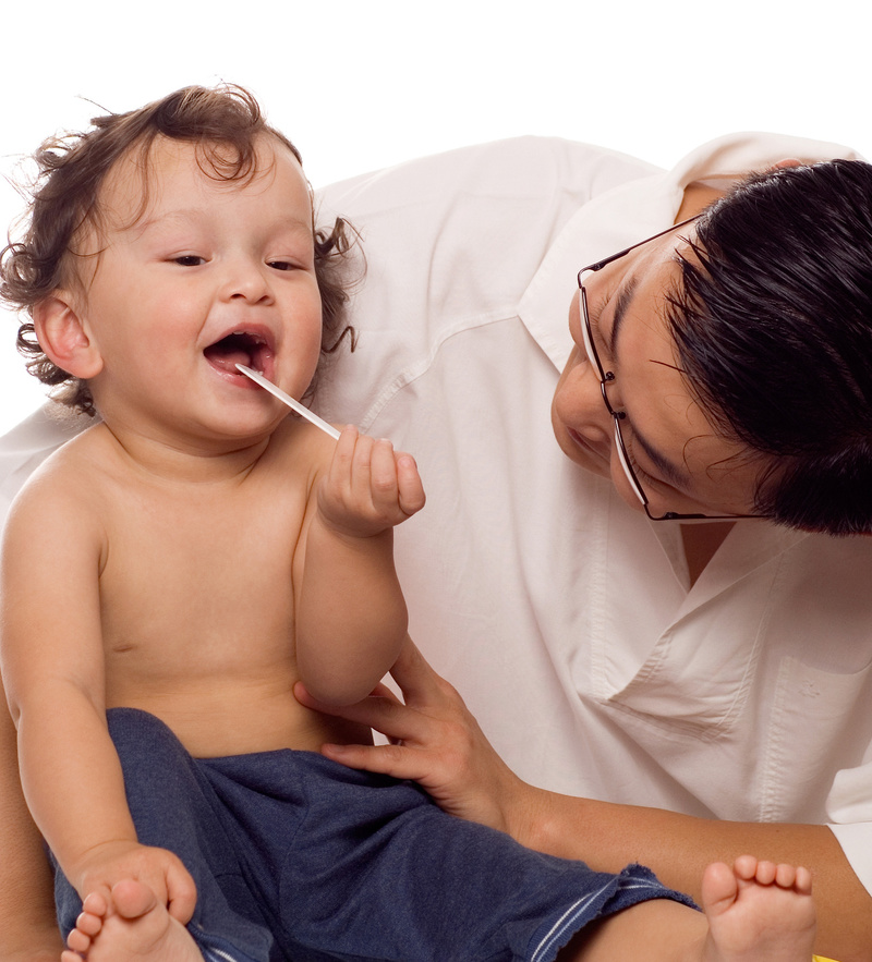 médecin qui examine la bouche d