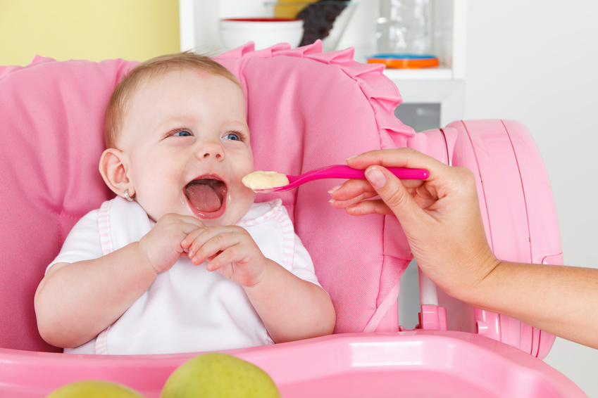 Bébé qui mange des protéines