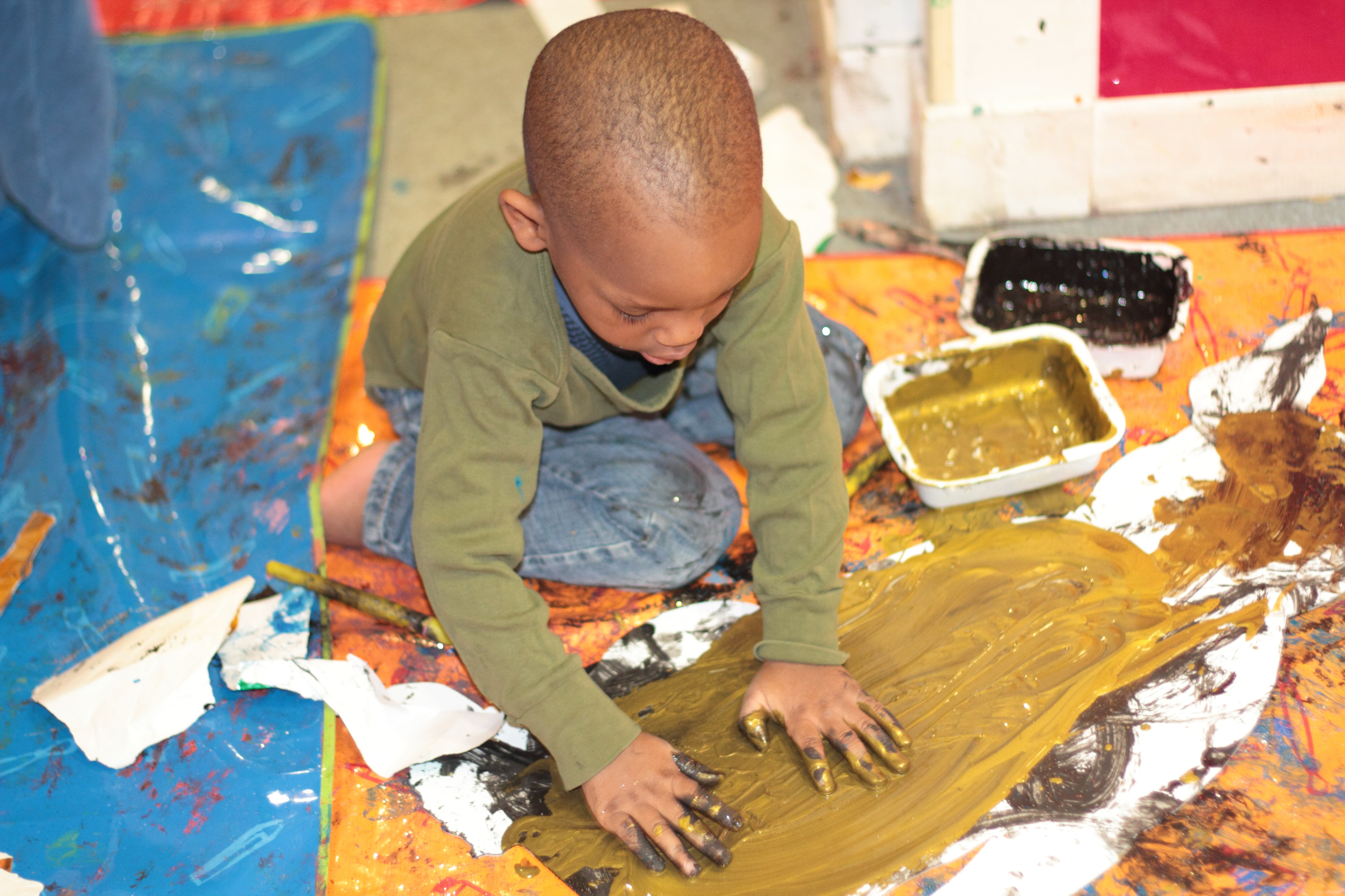 enfant qui peint à la main