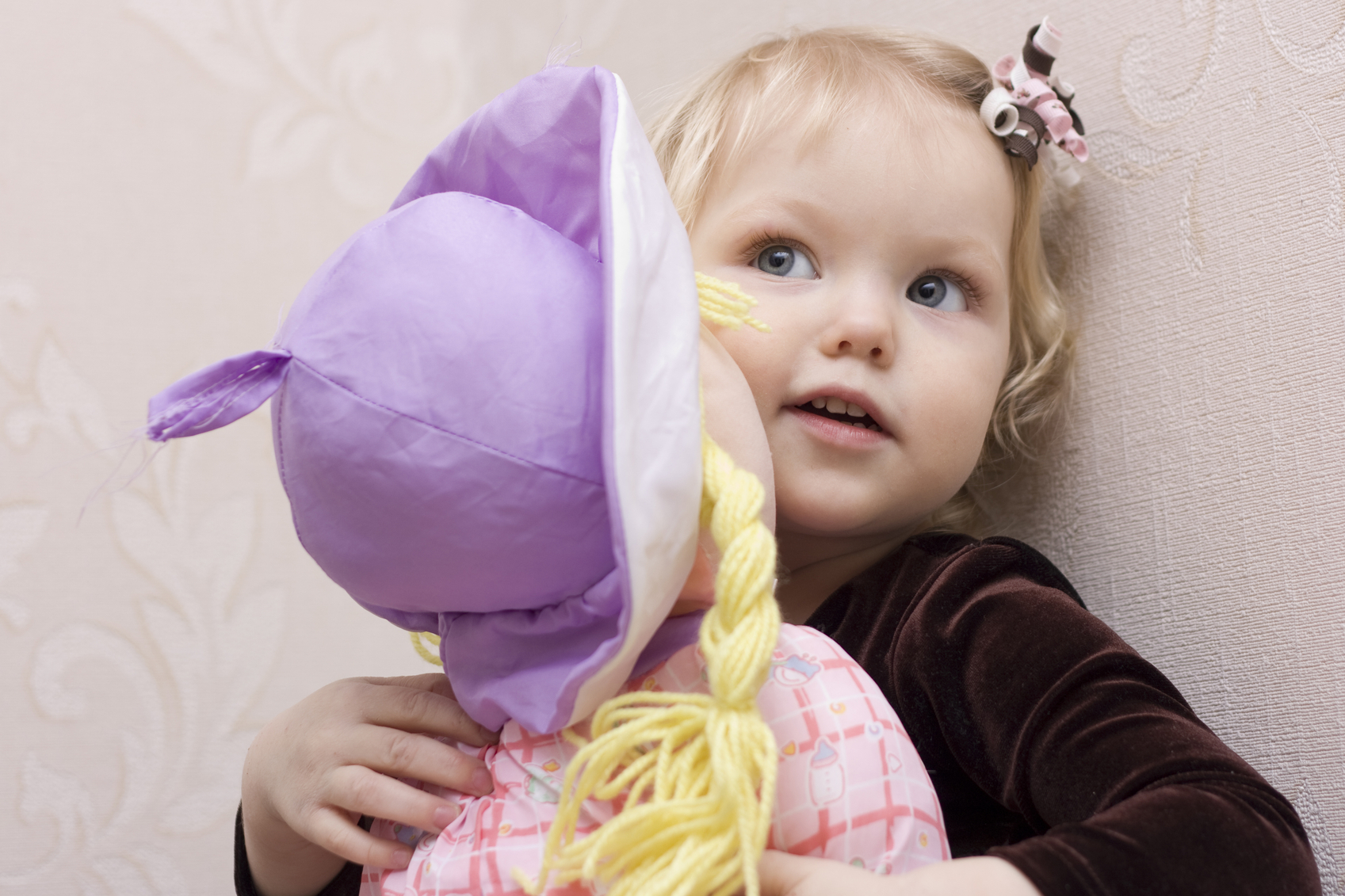 Petite fille avec poupée