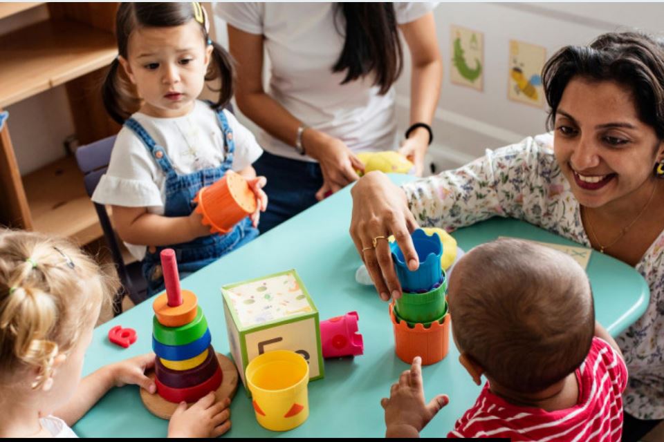 professionnelle de crèche et enfants