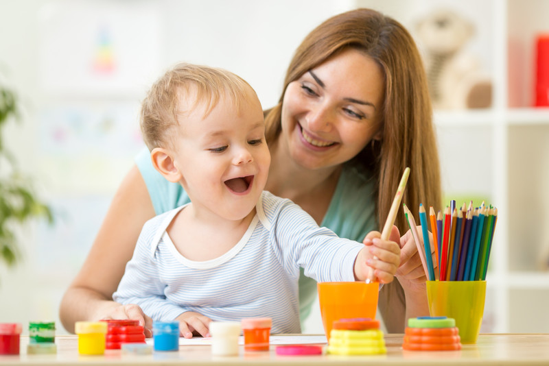 adulte joie avec jeune enfant