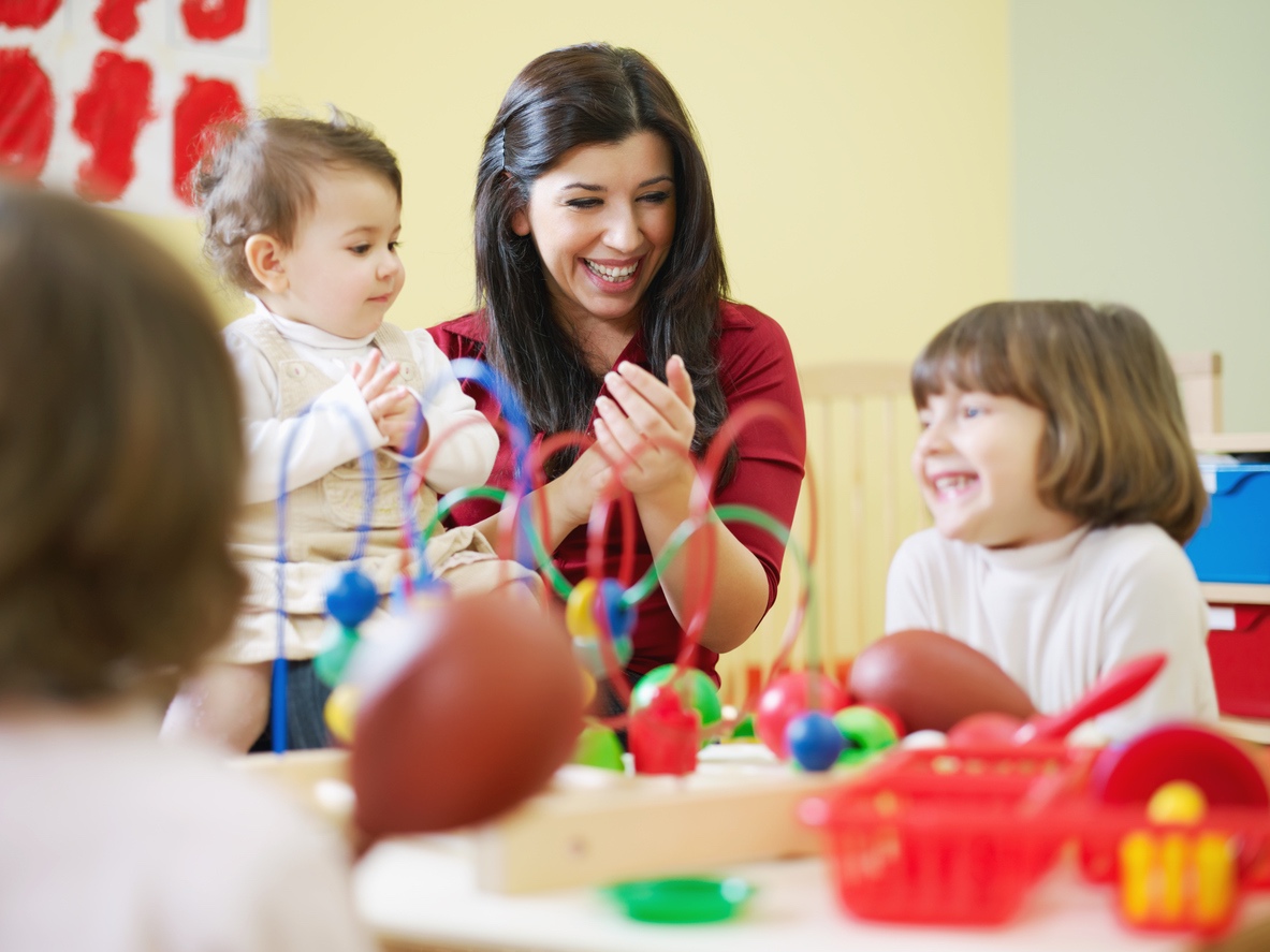 professionnelle et enfants en crèche