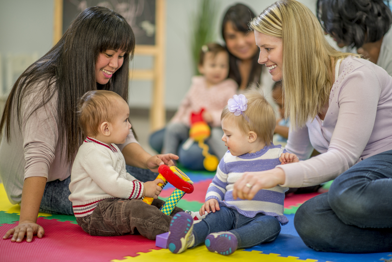 professionnelles et bébés dans une crèche