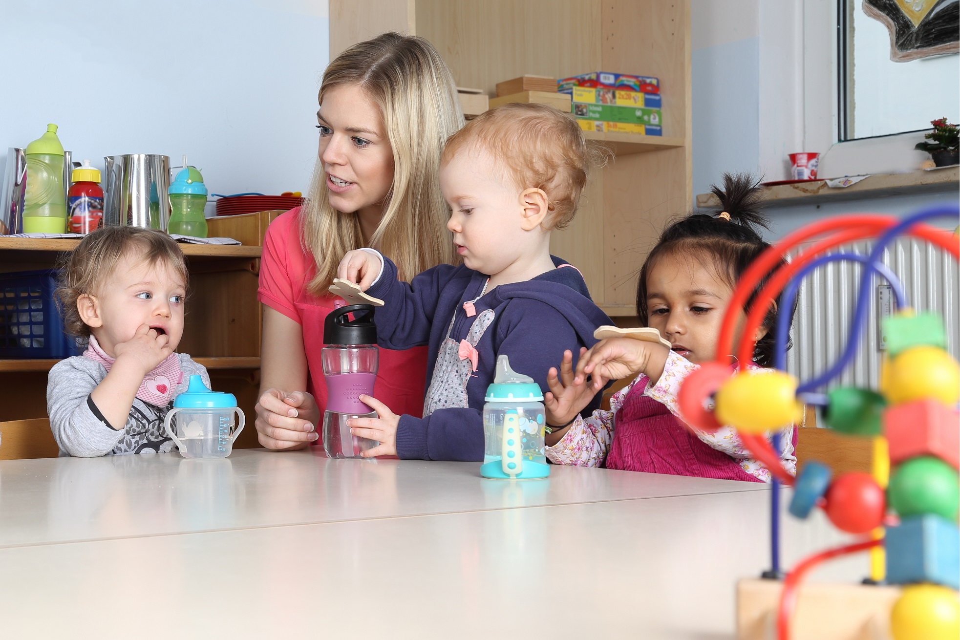 professionnelle de crèche et enfant