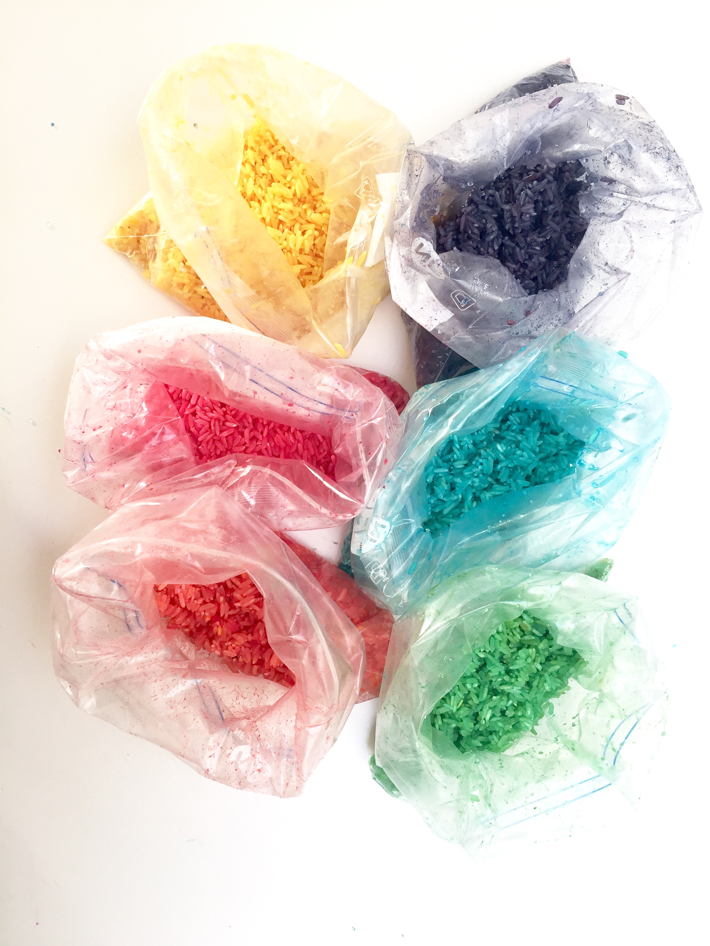 Riz colorés dans des sachets