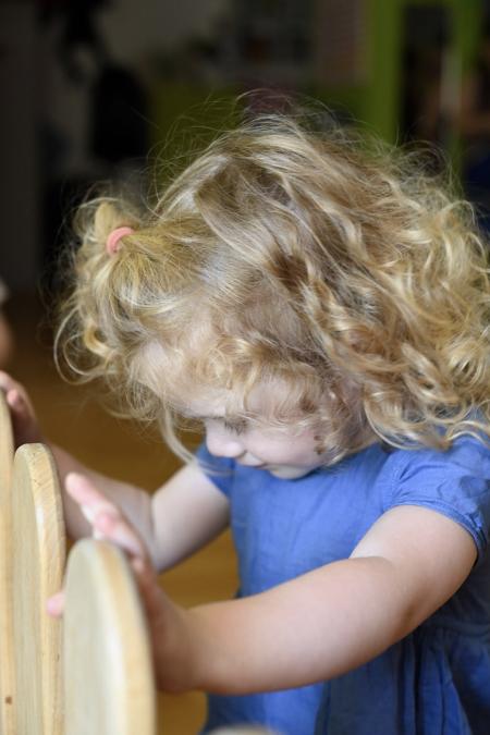 petite fille à la  crèche